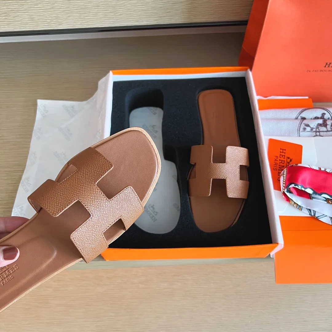 👟👟Ex-factory price 480👟👟 Women's Shoe Factory [Palmprint All-Inclusive Midsole] (Hermès) Upgraded packaging, upgraded version and workmanship materials. Hermes®🔴The highest version of handmade shoes on the market👟👟 👟👟 Top product Hermès slippers🐎 —————————— The 2022 early spring new model is the same as the original version, purely handmade by masters! ❥High-end customization, exclusive products, the highest version in the industry⚠❥Using: Hermers upper: Italian imported cowhide + original custom-grade Australian sheepskin feet + genuine leather outsole (pursuing top walking comfort) 👟👟 ~~〰〰〰〰❥ Packaging: ✔🚦Pay attention to the exclusive top-level exclusive packaging 〰The original top quality is on sale━━━━Hermes━━━━━ size: 35-40 (34.41.42 custom-made, non-refundable)